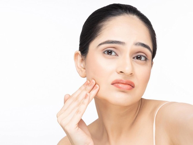 Ilustrasi wanita memakai makeup