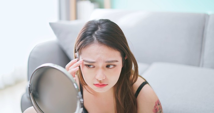 Ilustrasi wanita memakai makeup