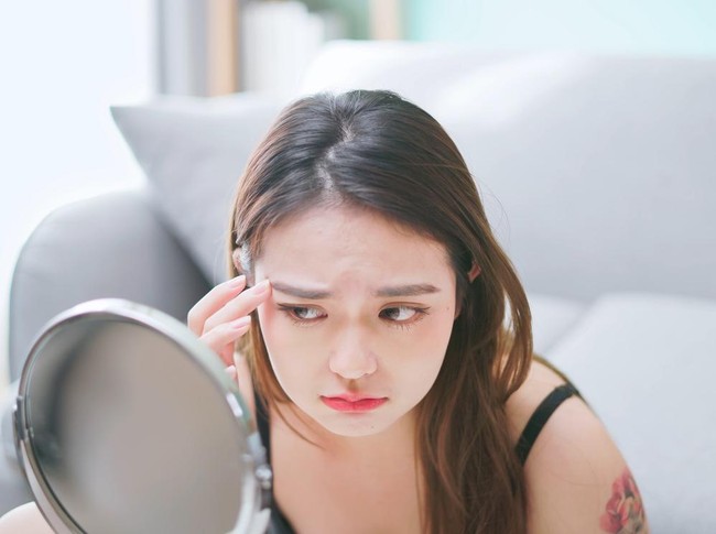 Ilustrasi wanita memakai makeup