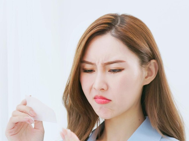 Ilustrasi wanita memakai makeup