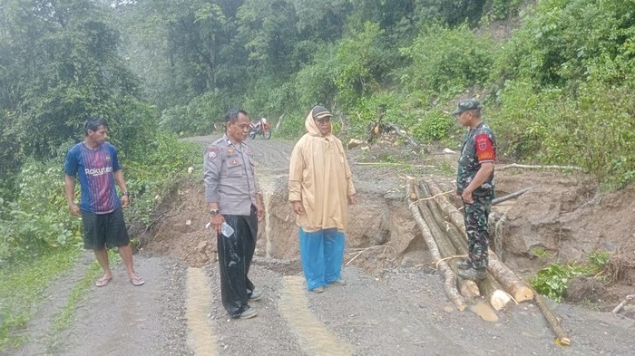 Jalan amblas di Kecamatan Tellulimpoe yang merupakan Jalan Poros Bone tembus Pangkep dengan Barru.