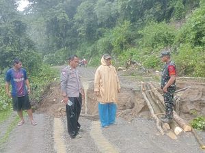 Jalan Alternatif Poros Bone-Pangkep dan Barru di Tellulimpoe Amblas