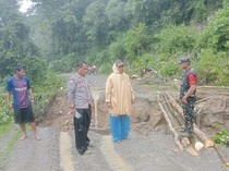 Jalan Alternatif Poros Bone-Pangkep dan Barru di Tellulimpoe Amblas