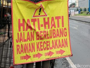 Parahnya Jalan Rusak di Jalur Parung-Ciputat, Banyak Lubang Menganga!