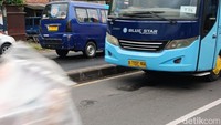 Terlihat di beberapa titik kerusakan di Jalan Raya Jakarta-Bogor ini sudah ditandai dengan cat warna putih di sekitar lubang sehingga pengendara dapat dengan mudah melihat kerusakan jalan di depannya. Namun di beberapa titik lubang lain tidak terlihat ada penanda seperti cat putih atau penanda lainnya.
