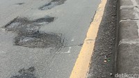 Tidak sedikit pengendara akhirnya menghantam lubang jalan. Sementara pengendara lain khusus roda empat dan dua yang kerap di sisi kanan terlihat banyak mendadak mengurangi kecepatan untuk berusaha menghindari kerusakan jalan. Sedangkan beberapa kendaraan besar yang sulit menghindar seperti truk memilih untuk tetap menghantam lubang sembari mengurangi kecepatan dan memberikan tanda berupa lampu hazard.