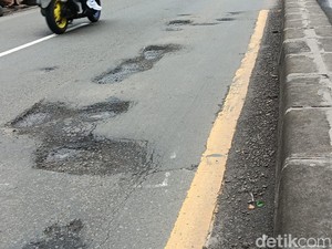 Jalan Parung-Ciputat Penuh Lubang di Mana-mana!