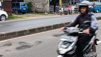 Berdasarkan pantauan detikcom di lokasi, Senin (10/2/2024), terlihat kondisi jalan dengan lebar kurang lebih 4-5 meter ini sangatlah mengenaskan dengan banyaknya lubang dan aspal yang tidak rata. Bahkan di beberapa titik terdapat lubang yang cukup dalam dan panjang hingga banyak kendaraan kesulitan melalui jalan ini.