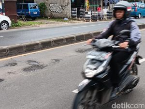 Lubang di Mana-mana! Rusaknya Jalan Parung-Ciputat