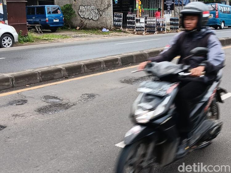 Lubang di Mana-mana! Rusaknya Jalan Parung-Ciputat
