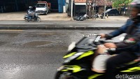 Saat detikcom menelusuri jalan ini, karena kondisi hujan kemudian gerimis pada pagi hari, terlihat ada genangan air di lubang-lubang itu yang membuat kerusakan jalan jadi sedikit tersamarkan.