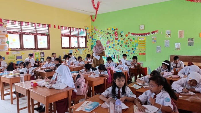 Juliawati, guru SD Negeri 08 Sanggau, Kalimantan Barat.