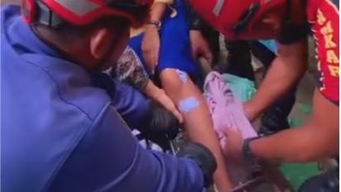 Kaki siswi di Pacitan terjepit besi penutup selokan.