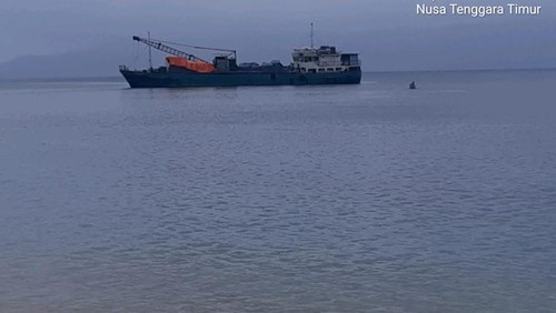 KM Tefelink kandas di perairan Teluk Hading, Flores Timur, Senin (10/2/2025).