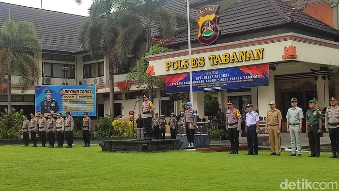 Kapolres Tabanan AKBP Chandra Citra Kesuma saat memimpin apel kesiapan Operasi Keselamatan Agung 2025, Senin (10/2/2025).