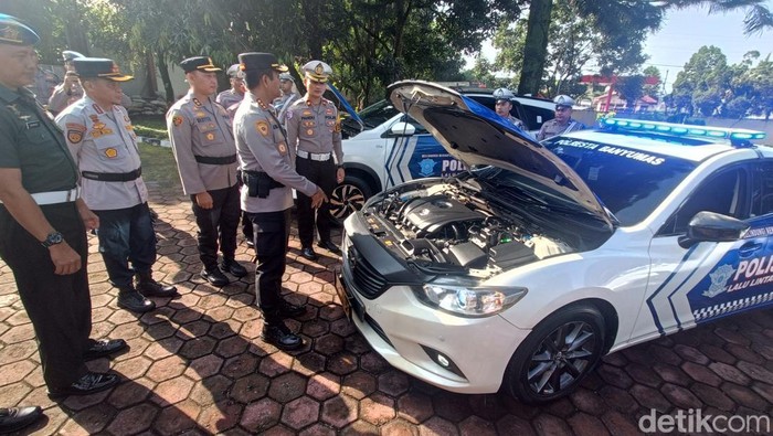 Kapolresta Banyumas, Kombes Ari Wibowo memeriksa kendaraan anggota usai gelar apel Operasi Keselamatan Candi 2025 di Mapolresta Banyumas, Senin (10/2/2025).
