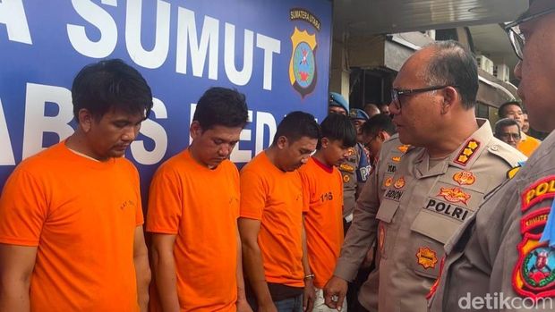 Kapolrestabes Medan Kombes Gidion saat mewawancarai para pelaku. (Finta Rahyuni/detikSumut)