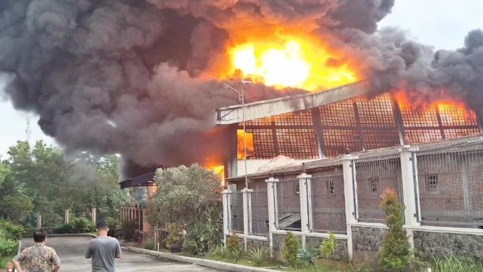 Kebakaran di pabrik sepatu di Kalijambe, Sragen, Senin (10/2/2025) sore.