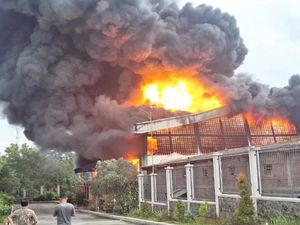 Pabrik Sepatu di Kalijambe Sragen Terbakar, Asap Hitam Membubung