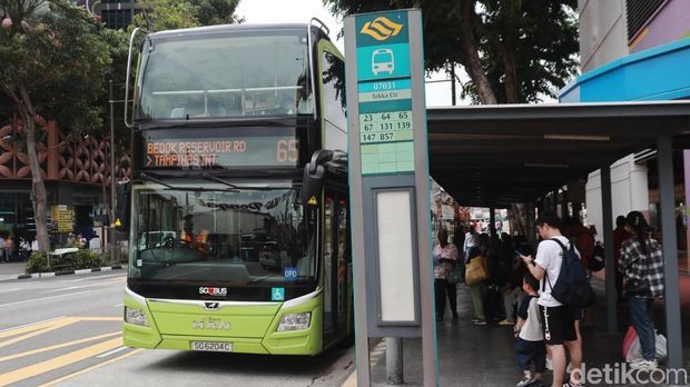 Kendaraan umum di Singapura.