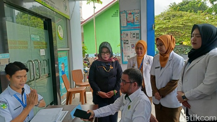 Kepala Dinas Kesehatan Palembang Fenty Aprina mengecek kesehatan gratis di Puskesmas Opi Jakabaring Palembang