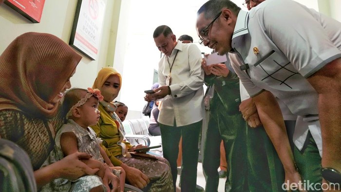 Kepala Komunikasi Kepresidenan Hasan Nasbi saat meninjau launching cek kesehatan gratis, di Puskesmas Wanakerta, Kabupaten Karawang