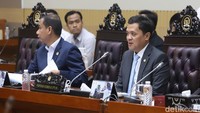 Sebelumnya, DPR RI menunda pembahasan efisiensi anggaran tahun 2025 bersama pemerintah yang semula digelar pekan ini. Wakil Ketua DPR Sufmi Dasco Ahmad mengatakan pembahasan revisi anggaran tersebut ditunda lantaran pemerintah masih melakukan rekonstruksi anggaran.
