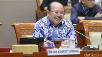 Ketua Komisi Yudisial (KY) Amzulian Rifai mengatakan pihaknya juga terdampak efisiensi anggaran oleh pemerintah. Amzulian curhat untuk membayar gaji pegawai saja Komisi Yudisial hanya mampu sampai Oktober 2025.