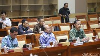 Amzulian menyebut, lantaran efisiensi itu, pihaknya juga harus membeli bahan bakar minyak (BBM) sendiri untuk kendaraan dinas. Ia mengatakan KY dalam posisi mengikuti aturan yang berlaku.