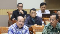 Ketua Komisi Yudisial Amzulian Rifai menyampaikan paparan pada rapat kerja dengan Komisi III DPR di Kompleks Parlemen, Senayan, Jakarta, Senin (10/2/2025).