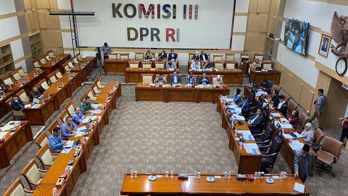 Komisi III DPR rapat bareng KY