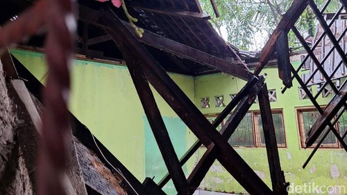 Kondisi atap roboh SDN 1 Greneng, Lombok Timur, seusai diterjang hujan angin, Senin (10/2/2025). (Sanusi Ardi W/detikBali)