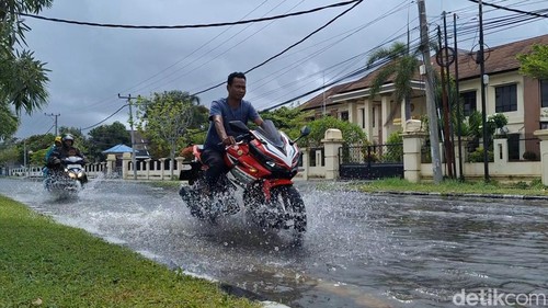 Kondisi genangan air terjadi di Jalan Lingkar Selatan, Mapak, Sekarbela, Kota Mataram, Senin (10/2/2025). (Nathea Citra/detikBali)