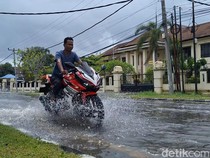Cuaca Ekstrem Landa Kota Mataram, 3 Rumah Rusak dan Jalanan Banjir