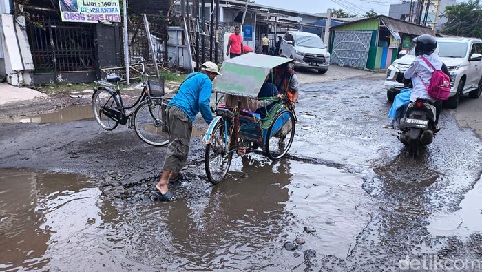 Kondisi Jalan Dr Sutomo Kota Cirebon rusak dan berlubang