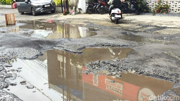 Kondisi Jalan Dr Sutomo Kota Cirebon rusak dan berlubang