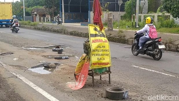 Kondisi jalur Pantura yang rusak parah di Subah, Batang. Foto diambil Senin (10/2/205).