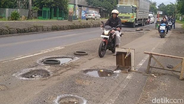 Kondisi jalur Pantura yang rusak parah di Subah, Batang. Foto diambil Senin (10/2/205).