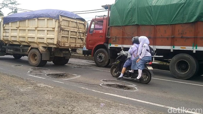 Kondisi jalur Pantura yang rusak parah di Subah, Batang. Foto diambil Senin (10/2/205).