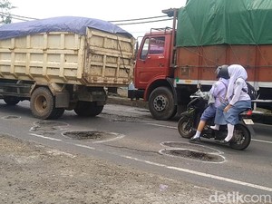 Melihat Parahnya Kerusakan Jalur Pantura di Subah Batang