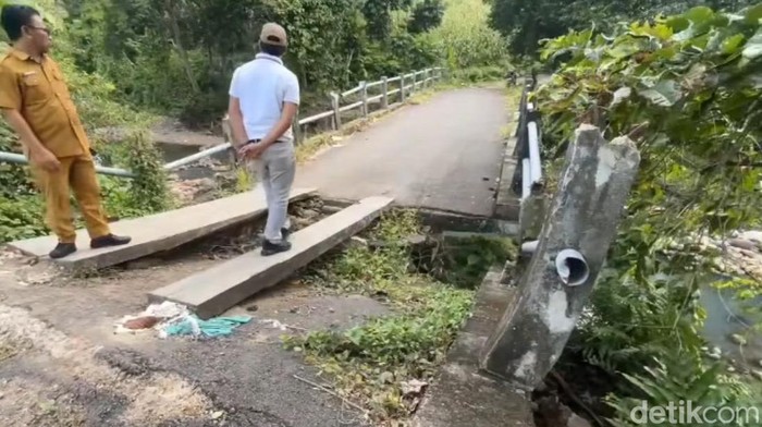 Kondisi jembatan yang rusak di Kota Parepare.