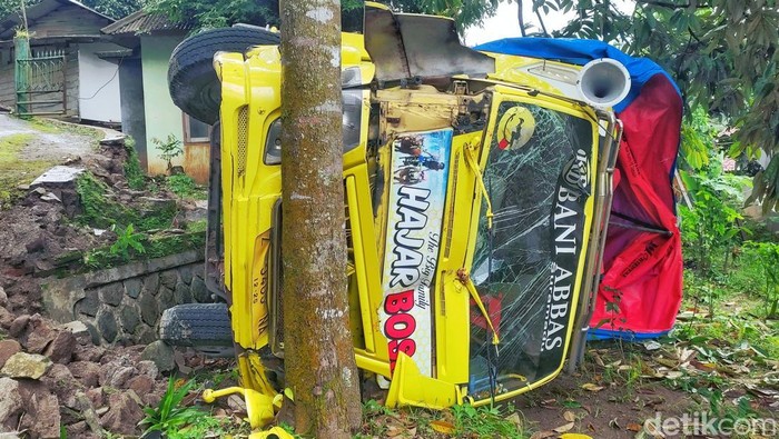 Kondisi truk bermuatan rombongan SMK terguling di kawasan wisata Mekarbuana, Kabupaten Karawang