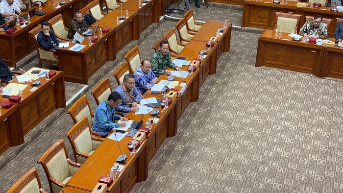KY rapat dengan Komisi III DPR