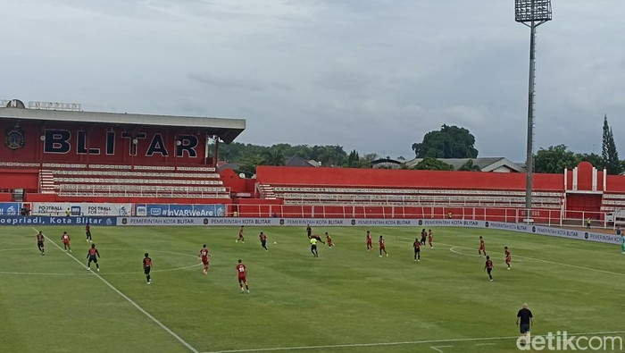 Laga Arema FC vs PSM Makassar di Stadion Soepriadi Kota Blitar