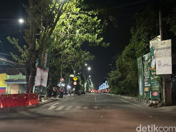 Lalu lintas di depan Jatim Expo Surabaya yang sudah dibuka lagi