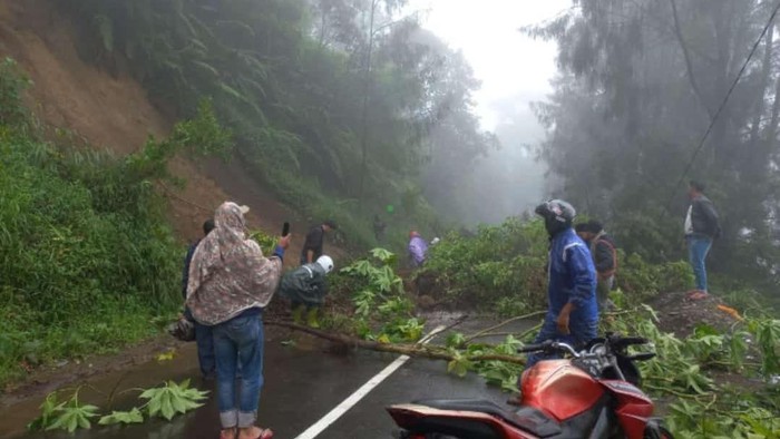 longsor akses bromo malang