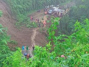 Longsor Tutup Akses Bromo via Ngadas Malang
