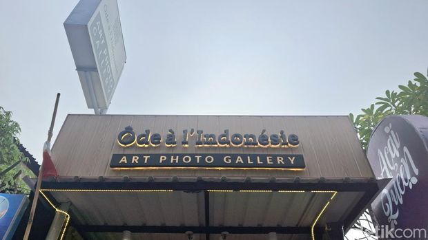 Marius Moragues di Galeri Fotografi Ôde à l'Indonèsie terletak di Jalan Gootama no. 2 Ubud, Gianyar (2/2/2025). (Fabiola Dianira)