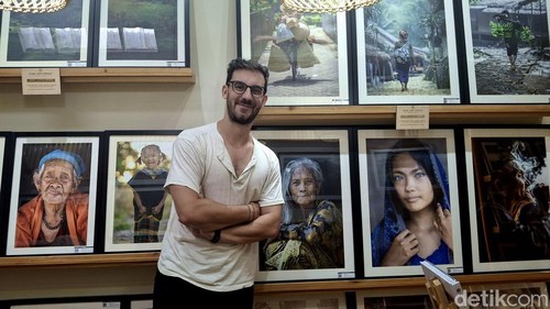 Marius Moragues di Galeri Fotografi Ôde à lIndonèsie terletak di Jalan Gootama no. 2 Ubud, Gianyar (2/2/2025). (Fabiola Dianira)