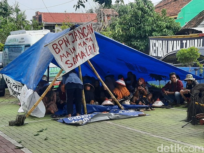 Massa buruh tani berkemah di depan kantor ATR/BPN Pati, Senin (10/2/2025). Mereka meminta tanah nenek moyangnya dikembalikan.